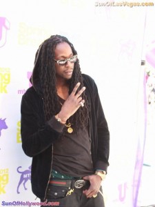 Young Jeezy Was Stuck Out In Mexico Stranded... So 2 Chainz Picked Up The Mic And Showed Them How He Mans It