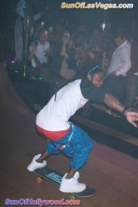 Lil Wayne Hangs 10.. While His Pants Hang Low